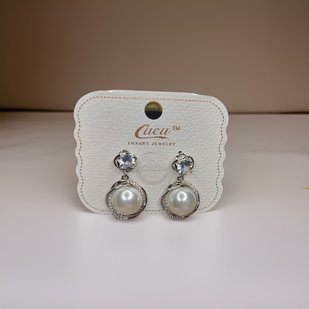 This beautiful earring is perfect for adding a touch of style to your look. It's crafted with care to ensure both durability and elegance. The sleek design and high-quality materials make it an ideal accessory for any occasion.