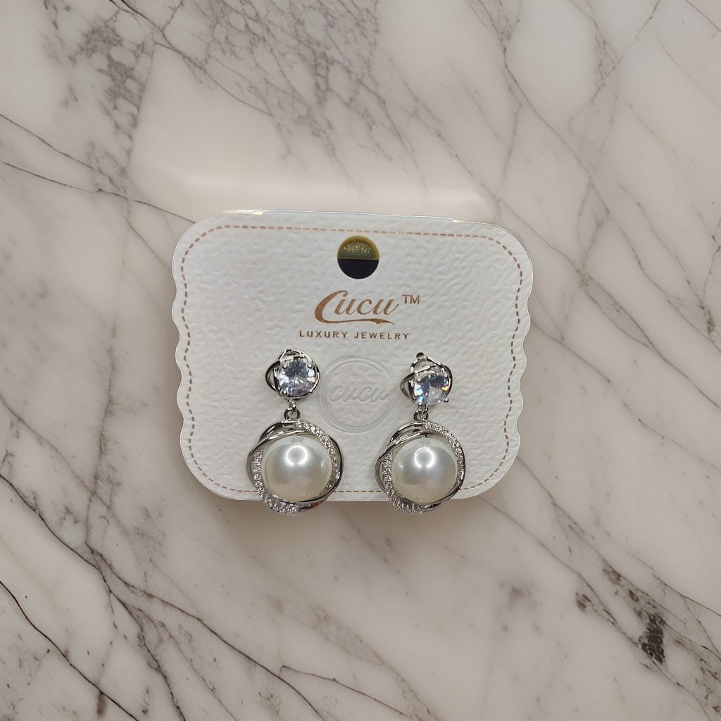 This beautiful earring is perfect for adding a touch of style to your look. It's crafted with care to ensure both durability and elegance. The sleek design and high-quality materials make it an ideal accessory for any occasion.