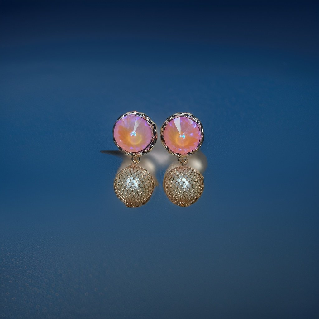 This beautiful earring is perfect for adding a touch of style to your look. It's crafted with care to ensure both durability and elegance. The sleek design and high-quality materials make it an ideal accessory for any occasion.