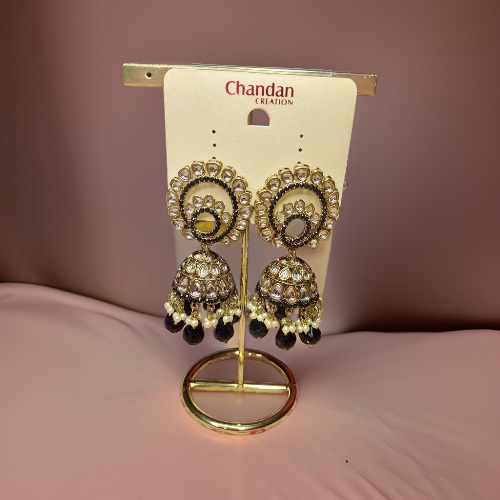 This beautiful earring is perfect for adding a touch of style to your look. It's crafted with care to ensure both durability and elegance. The sleek design and high-quality materials make it an ideal accessory for any occasion.