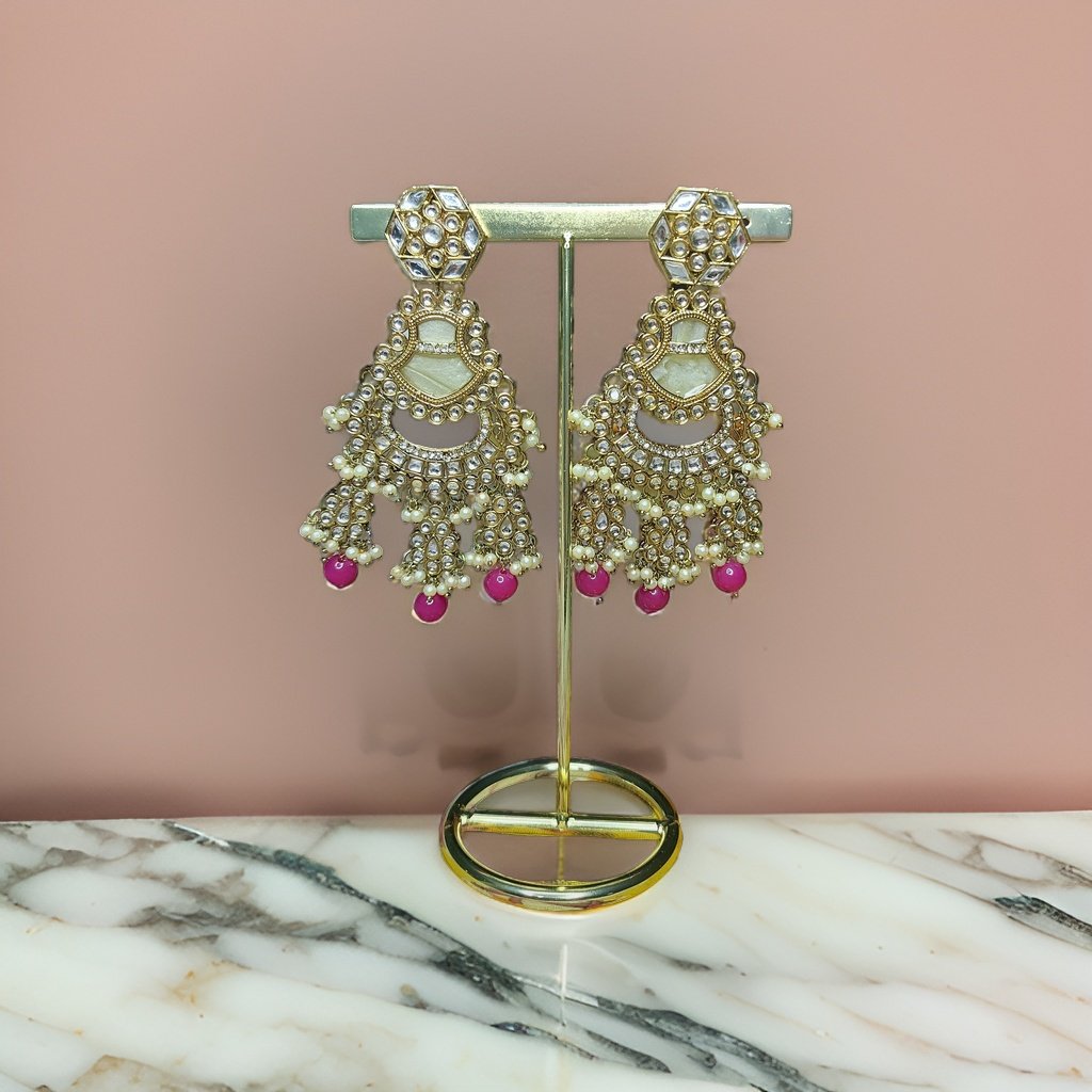 This beautiful earring is perfect for adding a touch of style to your look. It's crafted with care to ensure both durability and elegance. The sleek design and high-quality materials make it an ideal accessory for any occasion.