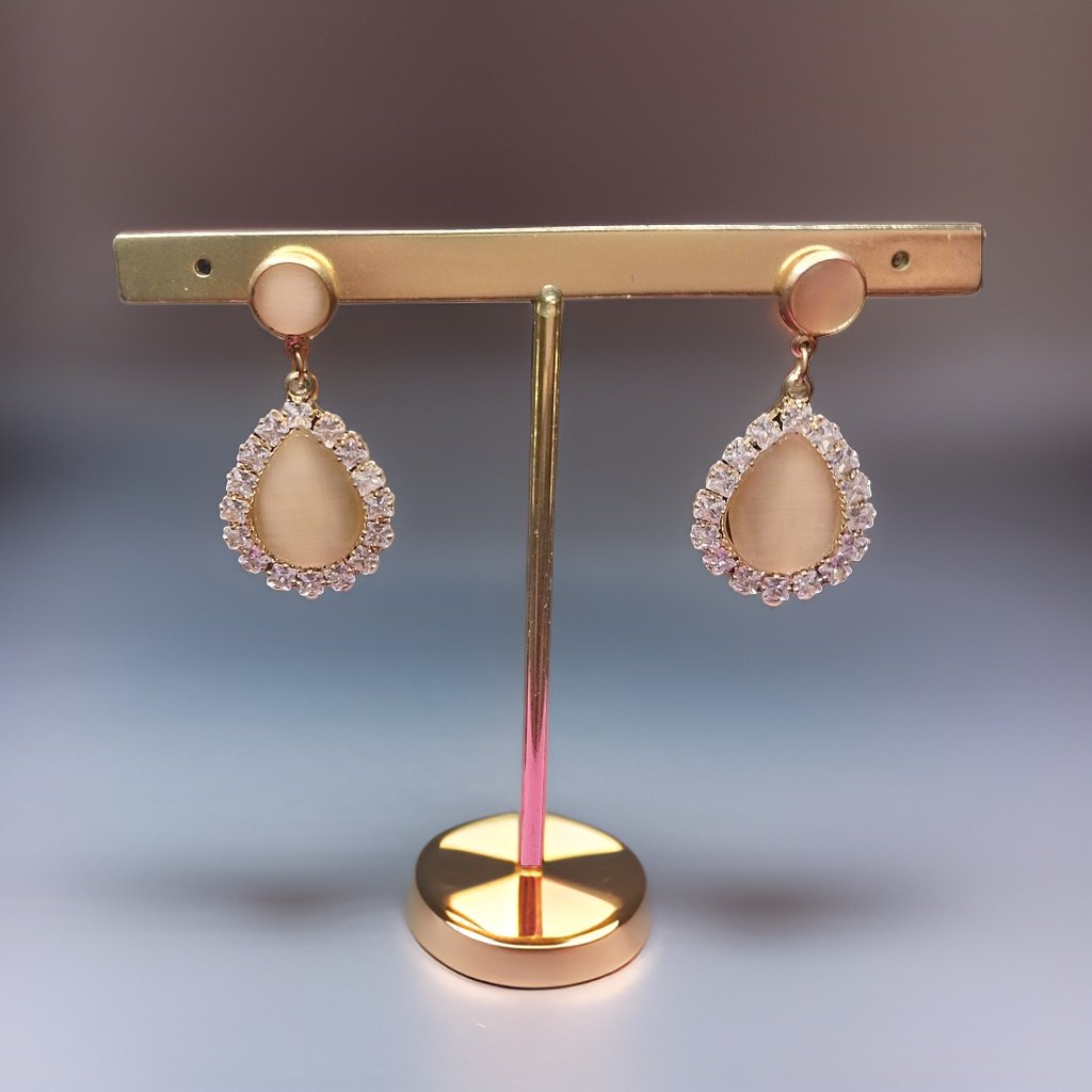 This beautiful earring is perfect for adding a touch of style to your look. It's crafted with care to ensure both durability and elegance. The sleek design and high-quality materials make it an ideal accessory for any occasion.