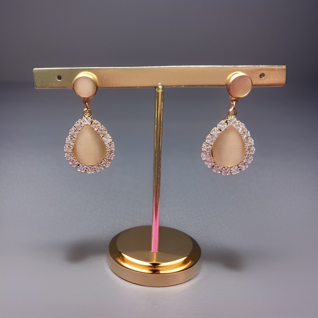 This beautiful earring is perfect for adding a touch of style to your look. It's crafted with care to ensure both durability and elegance. The sleek design and high-quality materials make it an ideal accessory for any occasion.