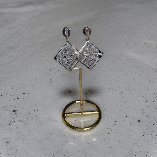 This beautiful earring is perfect for adding a touch of style to your look. It's crafted with care to ensure both durability and elegance. The sleek design and high-quality materials make it an ideal accessory for any occasion.