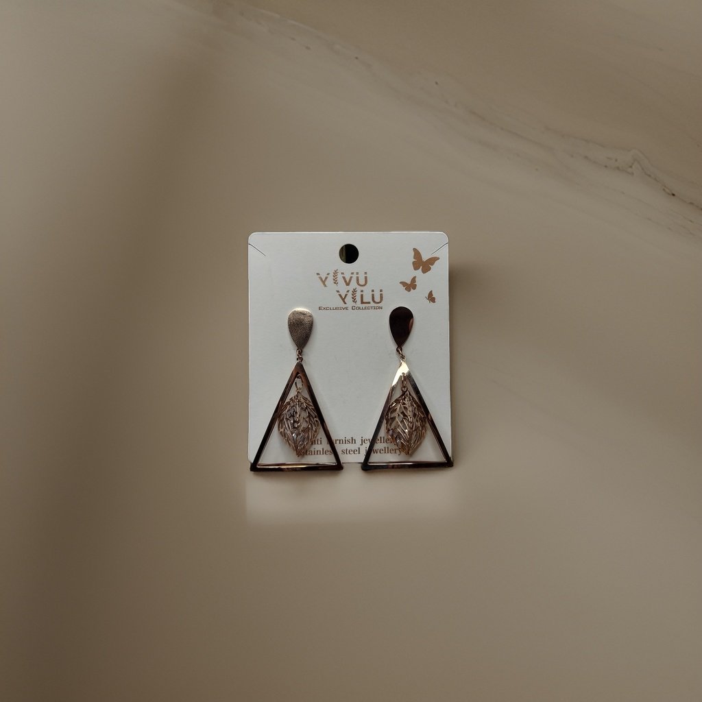 This beautiful earring is perfect for adding a touch of style to your look. It's crafted with care to ensure both durability and elegance. The sleek design and high-quality materials make it an ideal accessory for any occasion.