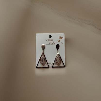 This beautiful earring is perfect for adding a touch of style to your look. It's crafted with care to ensure both durability and elegance. The sleek design and high-quality materials make it an ideal accessory for any occasion.