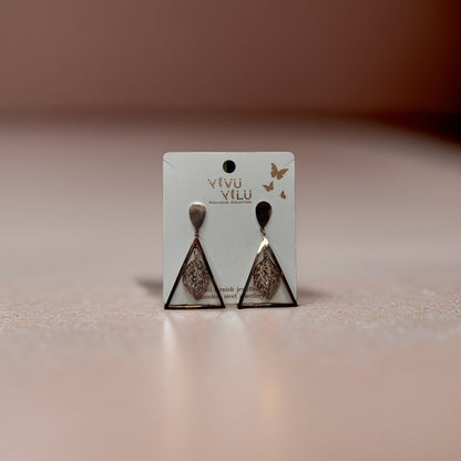 This beautiful earring is perfect for adding a touch of style to your look. It's crafted with care to ensure both durability and elegance. The sleek design and high-quality materials make it an ideal accessory for any occasion.