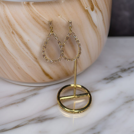 This beautiful earring is perfect for adding a touch of style to your look. It's crafted with care to ensure both durability and elegance. The sleek design and high-quality materials make it an ideal accessory for any occasion.