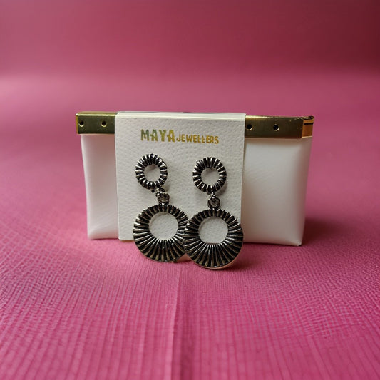 This beautiful earring is perfect for adding a touch of style to your look. It's crafted with care to ensure both durability and elegance. The sleek design and high-quality materials make it an ideal accessory for any occasion.