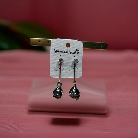 This beautiful earring is perfect for adding a touch of style to your look. It's crafted with care to ensure both durability and elegance. The sleek design and high-quality materials make it an ideal accessory for any occasion.