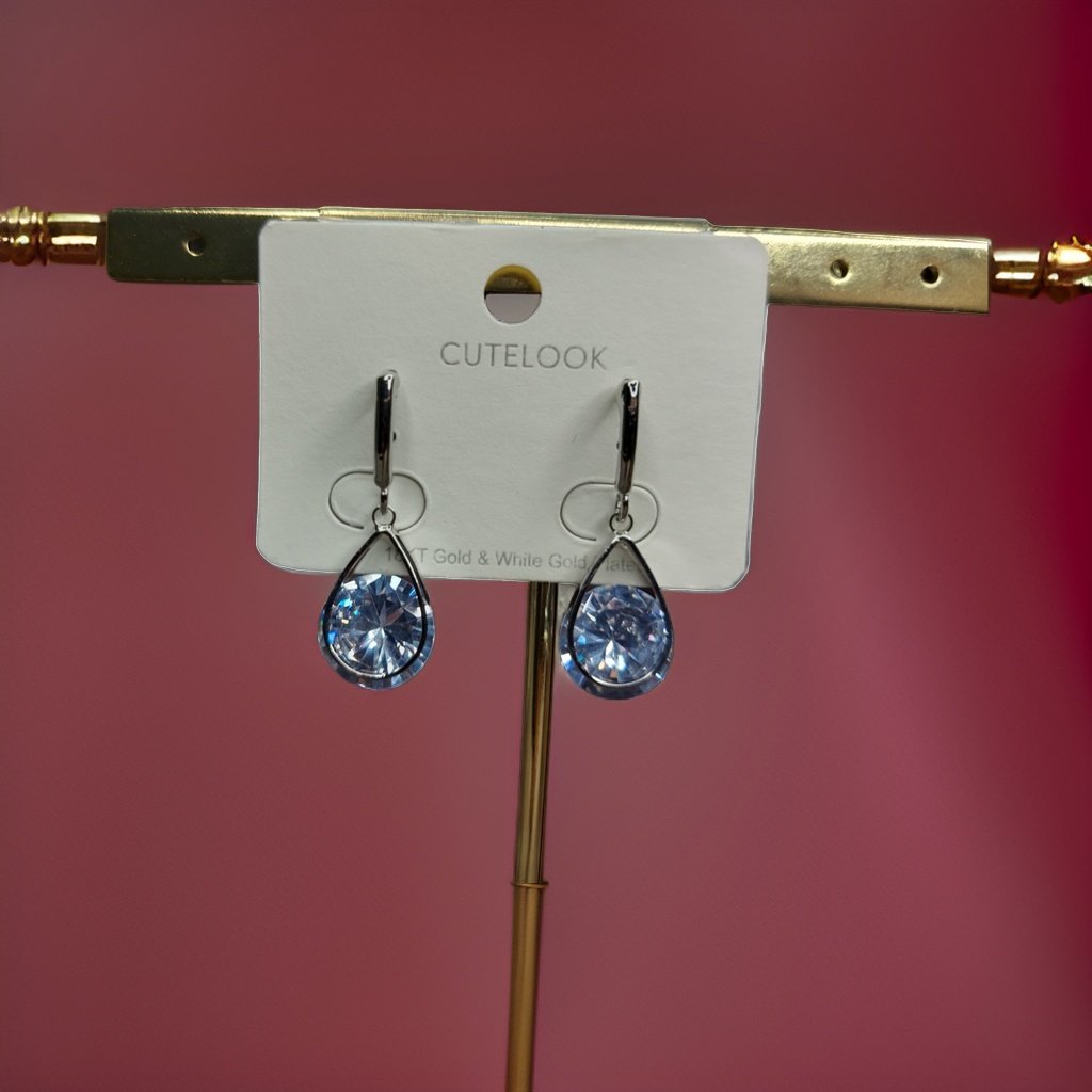 This beautiful earring is perfect for adding a touch of style to your look. It's crafted with care to ensure both durability and elegance. The sleek design and high-quality materials make it an ideal accessory for any occasion.