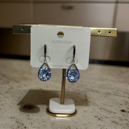 This beautiful earring is perfect for adding a touch of style to your look. It's crafted with care to ensure both durability and elegance. The sleek design and high-quality materials make it an ideal accessory for any occasion.