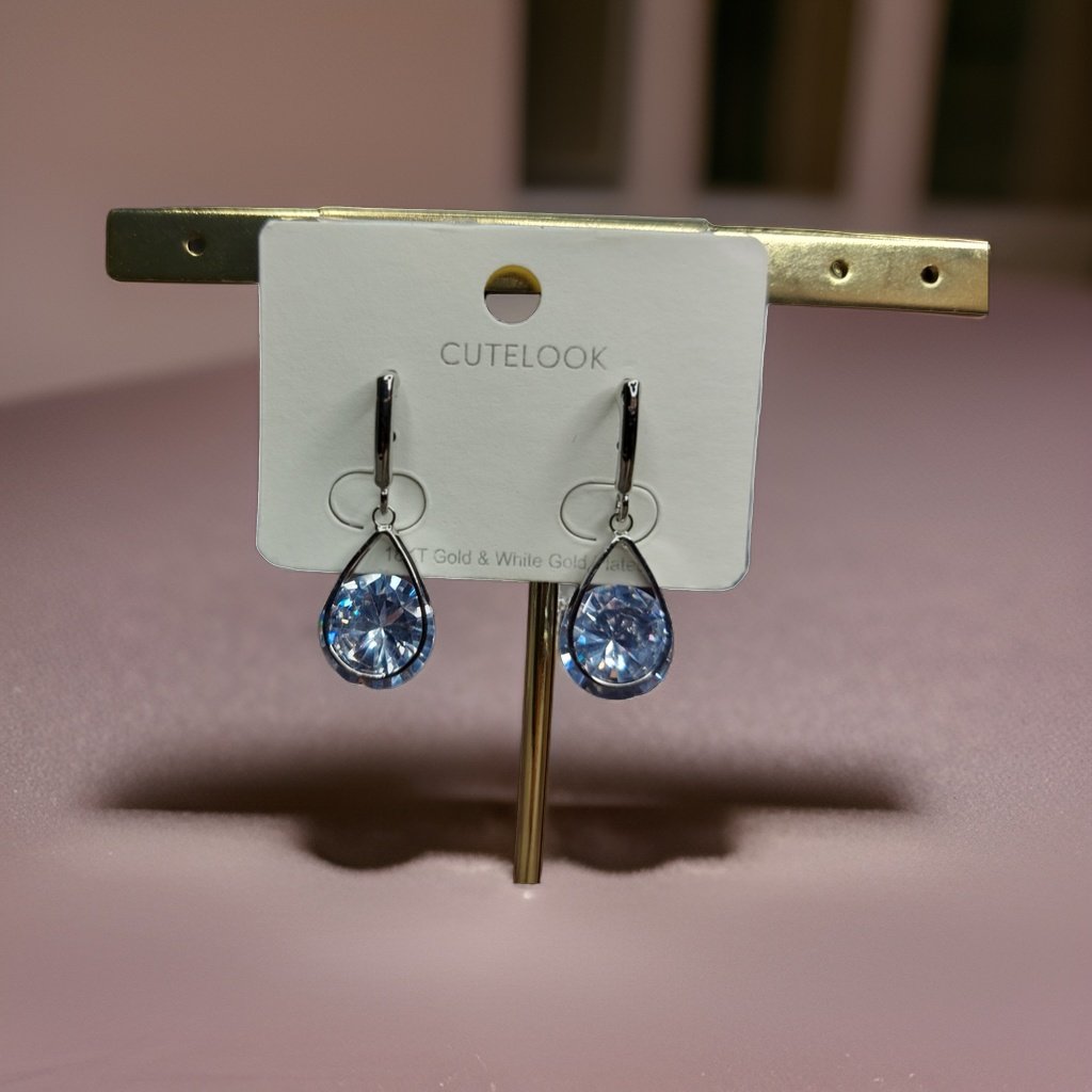 This beautiful earring is perfect for adding a touch of style to your look. It's crafted with care to ensure both durability and elegance. The sleek design and high-quality materials make it an ideal accessory for any occasion.