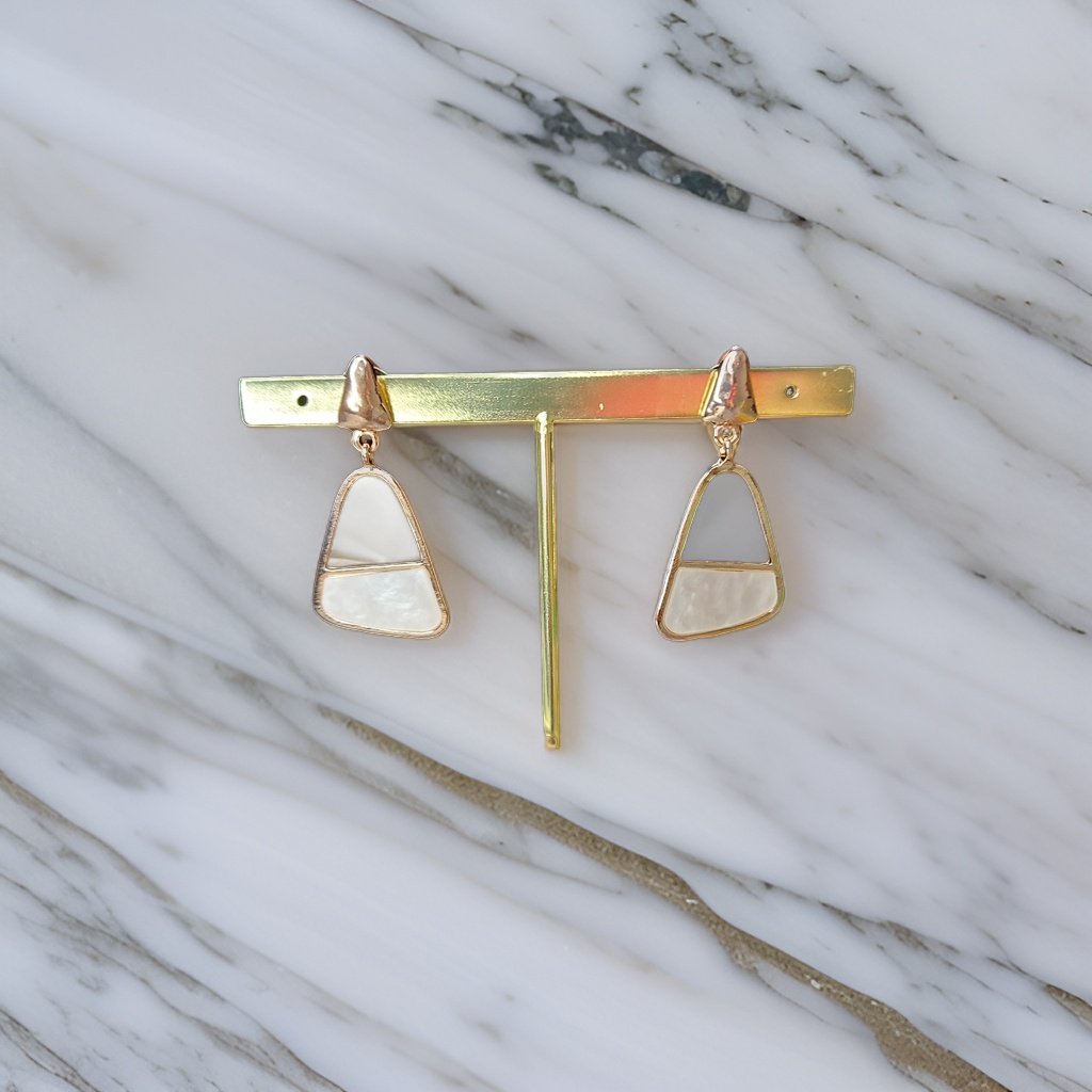 This beautiful earring is perfect for adding a touch of style to your look. It's crafted with care to ensure both durability and elegance. The sleek design and high-quality materials make it an ideal accessory for any occasion.