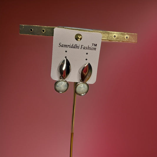 This beautiful earring is perfect for adding a touch of style to your look. It's crafted with care to ensure both durability and elegance. The sleek design and high-quality materials make it an ideal accessory for any occasion.