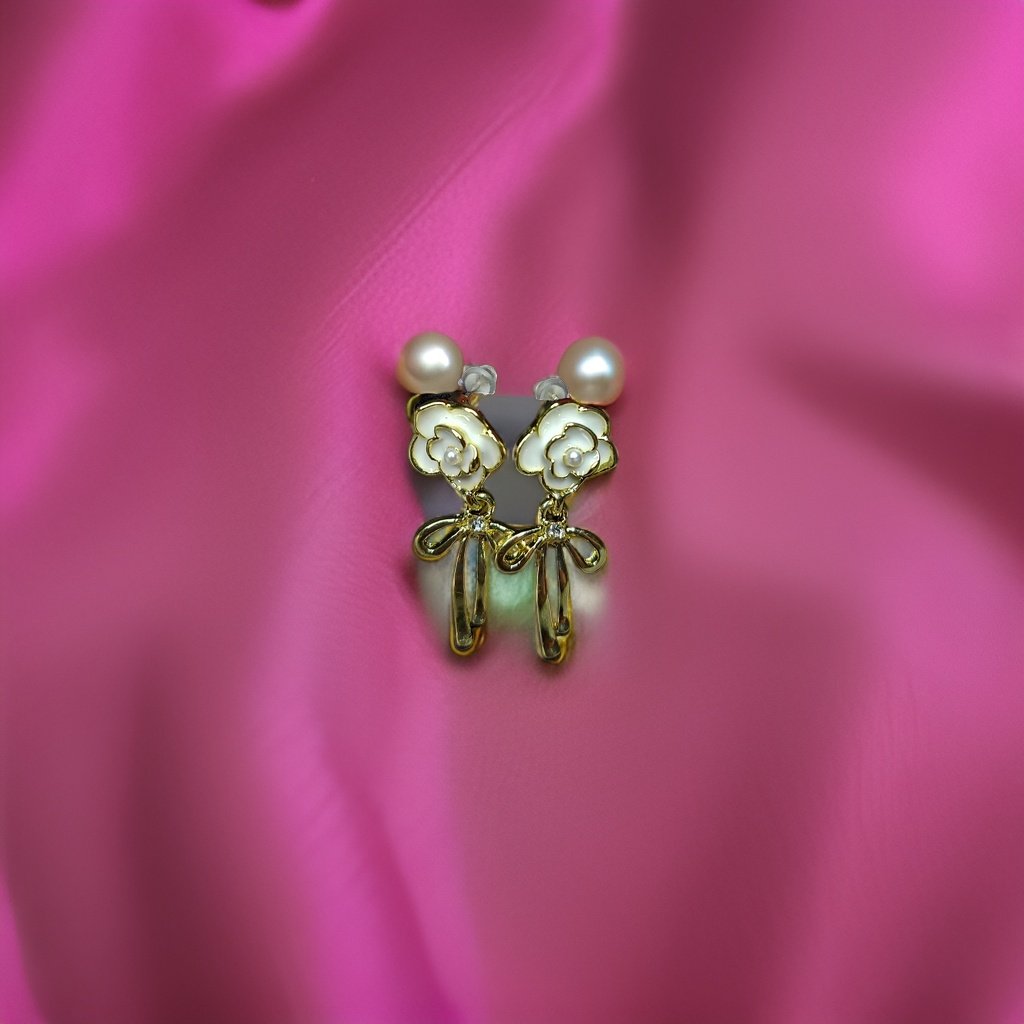 This beautiful earring is perfect for adding a touch of style to your look. It's crafted with care to ensure both durability and elegance. The sleek design and high-quality materials make it an ideal accessory for any occasion.