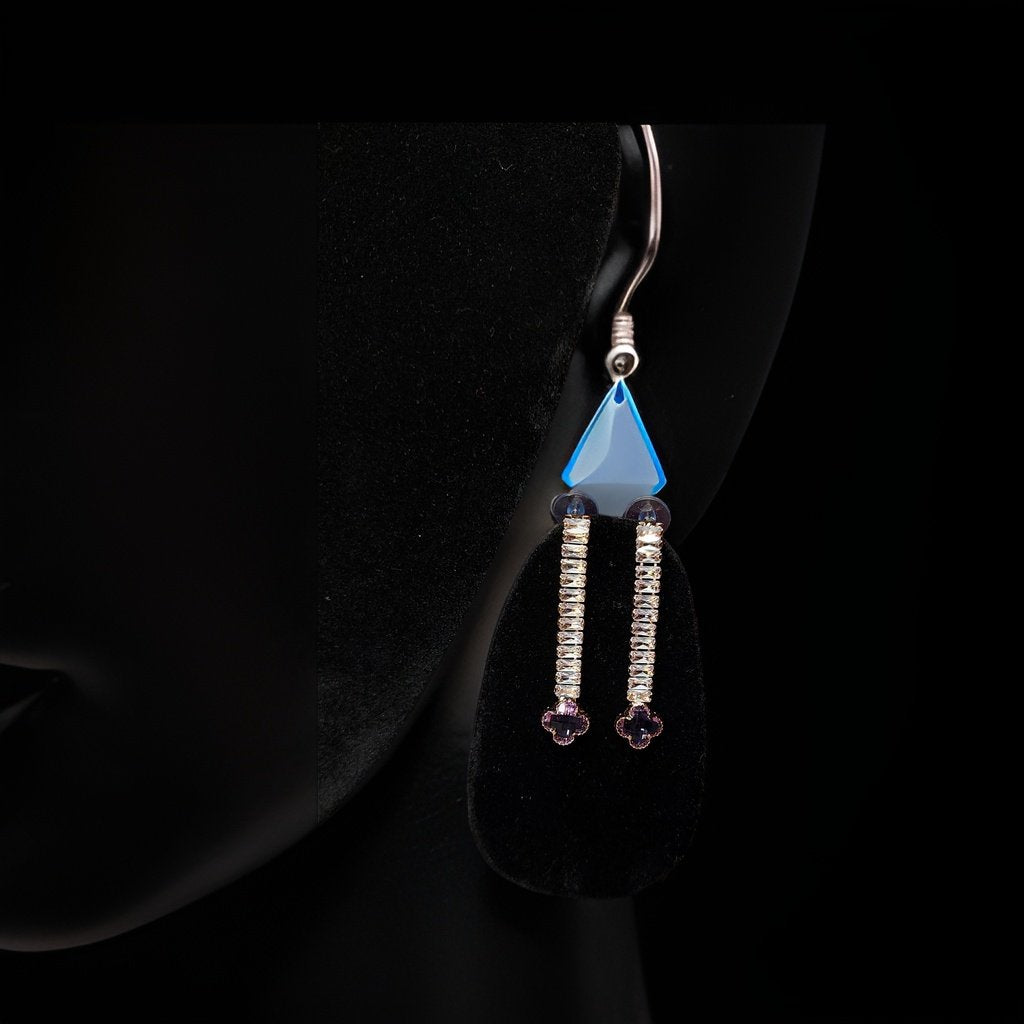 This beautiful earring is perfect for adding a touch of style to your look. It's crafted with care to ensure both durability and elegance. The sleek design and high-quality materials make it an ideal accessory for any occasion.