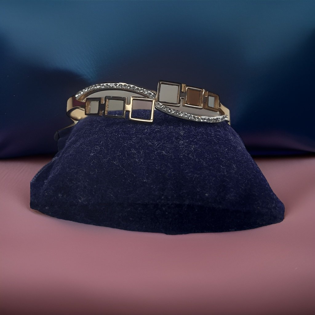 Stay on-trend with our Kuhu Fashion Bracelet. This chic accessory features a fashionable design that complements any outfit. The adjustable length ensures a comfortable fit, making it suitable for all occasions.