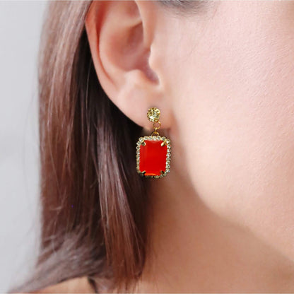 This beautiful earring is perfect for adding a touch of style to your look. It's crafted with care to ensure both durability and elegance. The sleek design and high-quality materials make it an ideal accessory for any occasion.